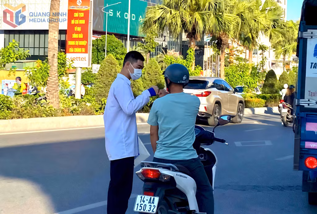 Phụ huynh đưa con em đến trường thi và động viên tinh thần con em trước khi bước vào kỳ thi quan trọng nhất đời học sinh.
