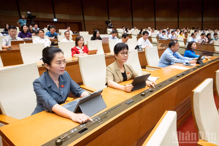 Đại biểu Quốc hội biểu quyết thông qua Luật sửa đổi, bổ sung một số điều của Luật Doanh nghiệp. (Ảnh: DUY LINH)
