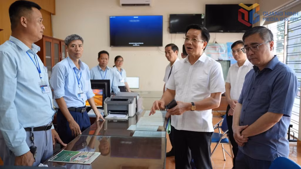Đồng chí Nguyễn Văn Hồi, Ủy viên BTV Tỉnh ủy, Chủ tịch Ủy ban MTTQ tỉnh, kiểm tra tại Trung tâm Phục vụ hành chính công xã Đông Ngũ.