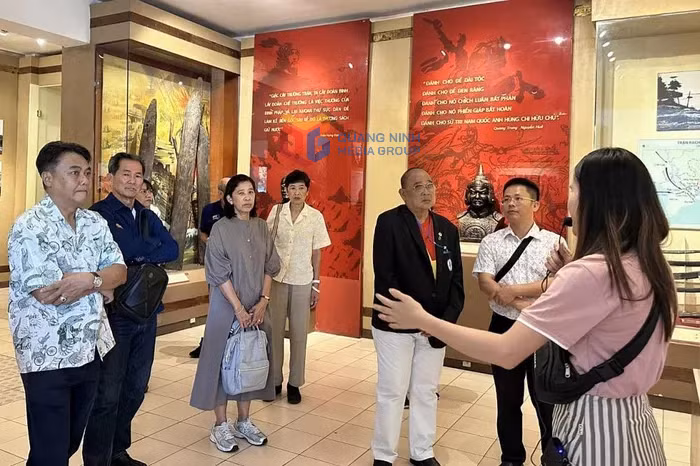 Hội Nhà báo tỉnh Quảng Ninh tổ chức cho các đồng nghiệp Thái Lan thăm Bảo tàng Lịch sử Quân sự Việt Nam.