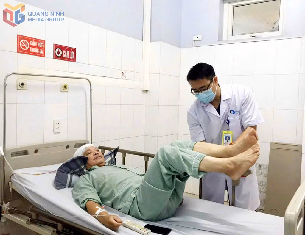 Bác sĩ Hùng thăm khám cho bệnh nhân sau khi phẫu thuật.