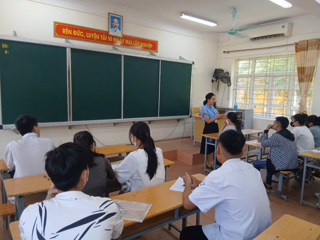 Cán bộ coi thi phổ biến các quy chế, quy định của Kỳ thi tốt nghiệp THPT năm 2025. Ảnh: Phạm Tuyết (CTV)