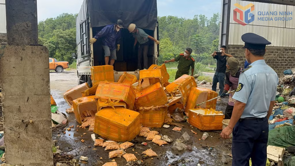 Cơ quan công an phối hợp với các lực lượng chức năng tiến hành tiêu hủy tang vật vi phạm.