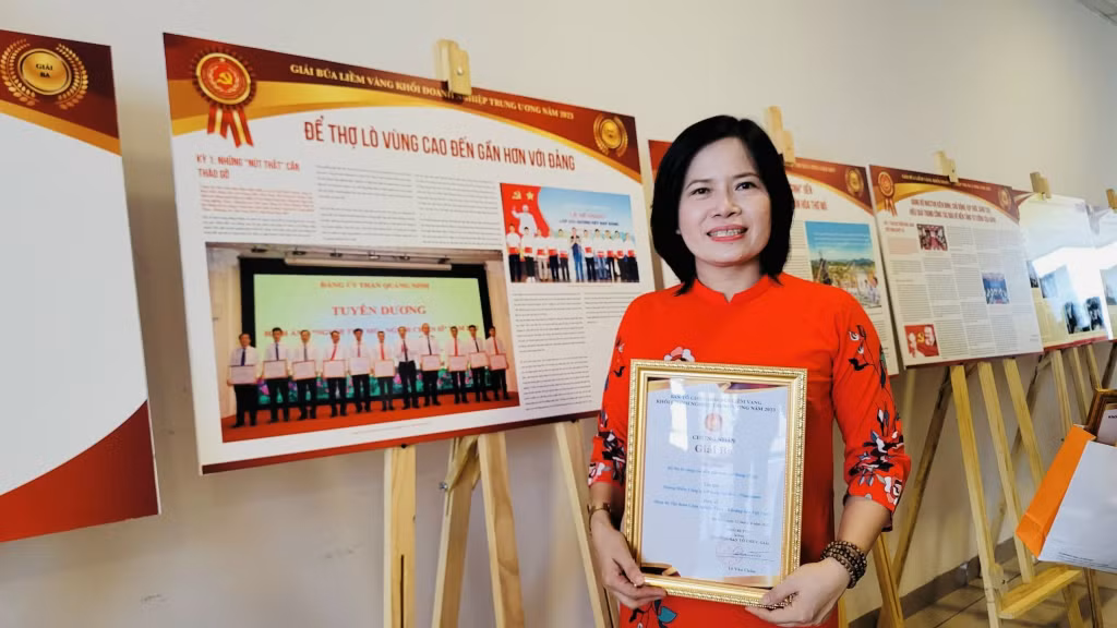 Phóng viên Hoàng Hiền (Công ty Cổ phần Than Núi Béo) với tác phẩm: "Để thợ lò vùng cao đến gần hơn với Đảng" - tác phẩm đạt giải Ba giải Búa liềm vàng khối doanh nghiệp Trung ương năm 2023.