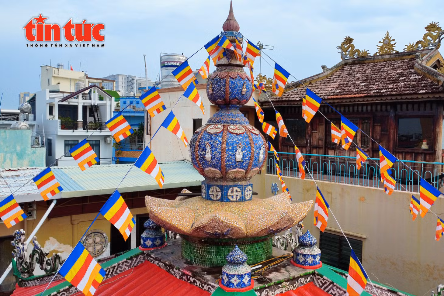 Chùa An Phú hay còn được gọi với tên dân dã là chùa miểng sành không chỉ đơn thuần là nơi gửi gắm tín ngưỡng Phật giáo, mà còn là biểu tượng của sự kiên trì, sáng tạo và tâm huyết. Từ những mảnh gốm vụn, con người có thể tạo nên một tuyệt tác bền vững với thời gian.