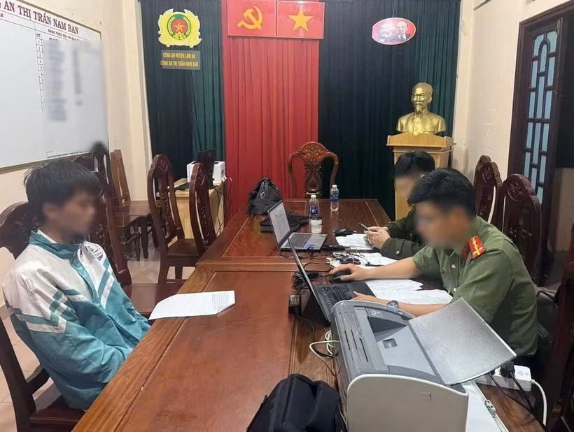 Thí sinh N.P.T.S (sinh năm 2007, trú tại huyện Lâm Hà) là người sử dụng thiết bị công nghệ cao để chuyển đề thi ra ngoài, làm việc với cơ quan công an. (Ảnh: TTXVN phát)