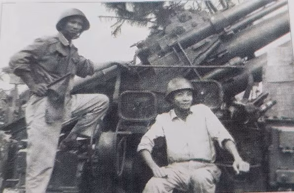 Nhà báo Mạnh Trử (bên trái) tại trận địa phòng không mỏ Hà Tu năm 1972. Ảnh tư liệu.