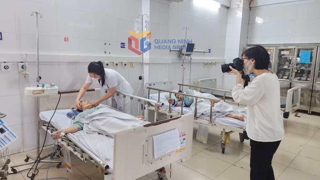 Hà Trang tác nghiệp tại Bệnh viện đa khoa tỉnh Quảng Ninh.