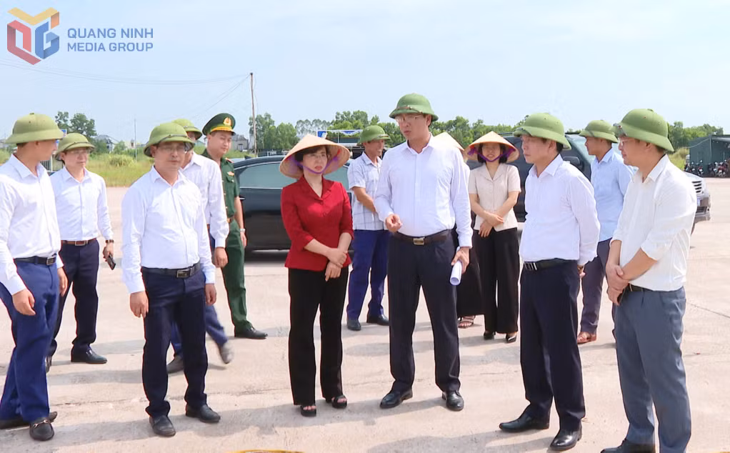 Lãnh đạo tỉnh kiểm tra công tác phòng chống bão số 3 tại huyện Hải Hà, tháng 9/2024. Ảnh: Minh Toàn