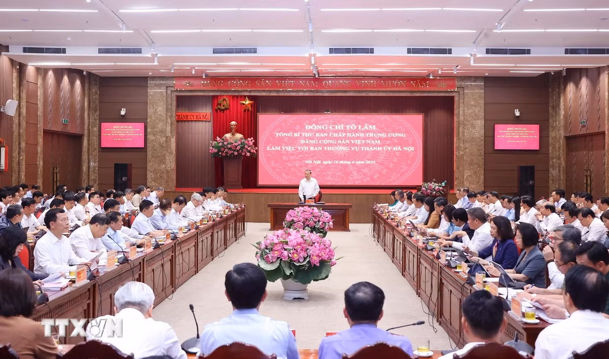 Toàn cảnh buổi làm việc của Tổng Bí thư Tô Lâm với Ban Thường vụ Thành ủy Hà Nội. (Ảnh: Văn Điệp/TTXVN)