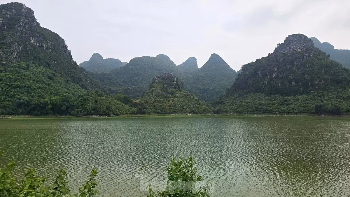 Song, do hạ tầng giao thông trên địa bàn còn nhiều hạn chế, thiếu tính khớp nối; quy hoạch Khu du lịch nghỉ dưỡng Tuy Lai được phê duyệt từ lâu, nhưng chưa kêu gọi được nhà đầu tư… nên đến nay, tiềm năng du lịch hồ Tuy Lai vẫn chưa được đánh thức.