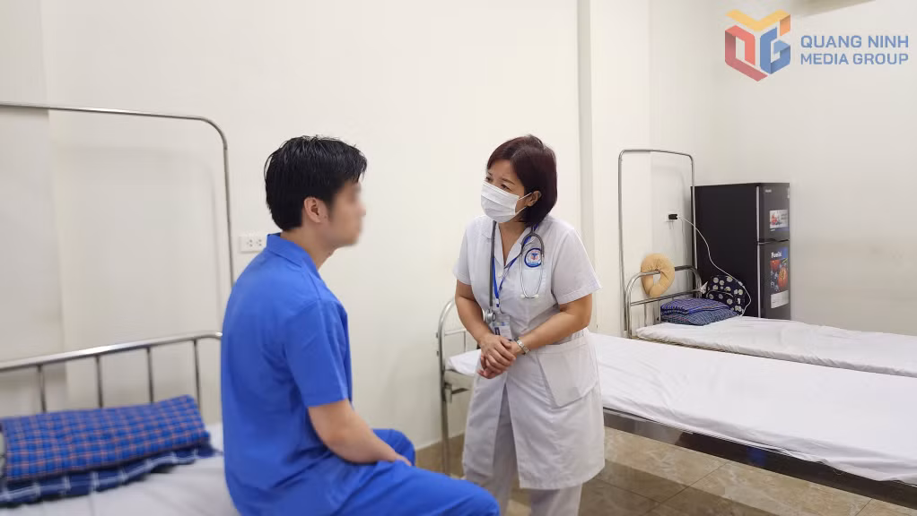 Bác sĩ Khoa Rối loạn tâm thần do sử dụng chất gây nghiện (Bệnh viện Bảo vệ sức khỏe tâm thần tỉnh) tư vấn, hỏi thăm sức khỏe người bệnh.