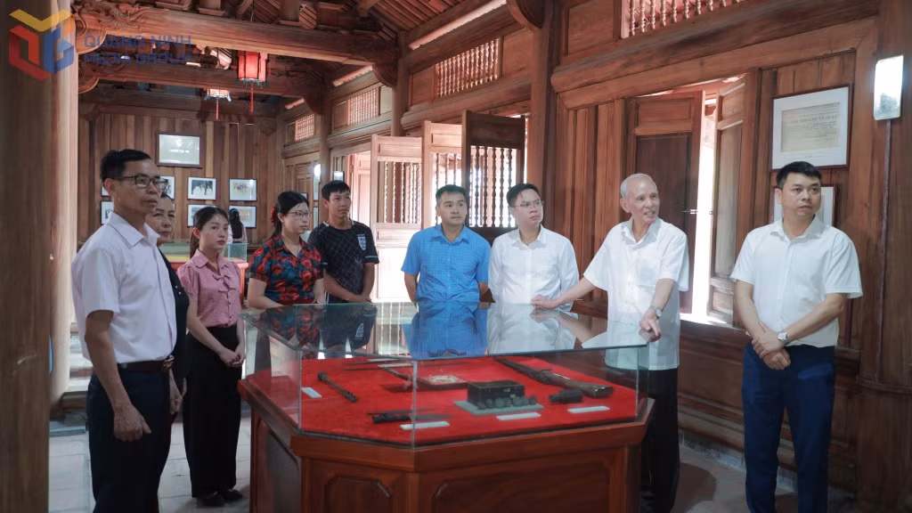 Ông Nguyễn Quang Nhạ – nguyên Bí thư Huyện ủy Đông Triều kể lại những câu chuyện lịch sử hào hùng cho thế hệ trẻ tại Khu di tích lịch sử văn hóa cấp quốc gia Đình - Chùa Hổ Lao.
