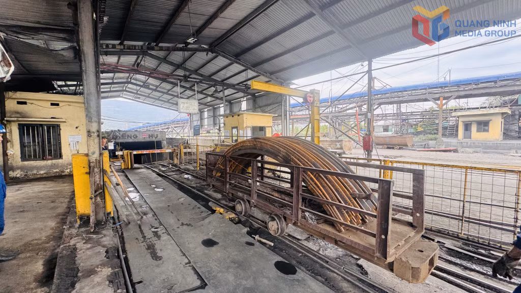 Vận chuyển vật tư, thiết bị xuống mỏ hầm lò Mạo Khê.