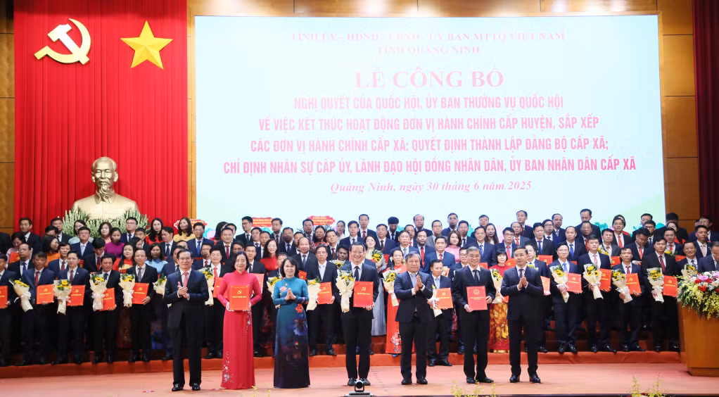Ban Thường vụ Tỉnh uỷ trao các quyết định của Tỉnh ủy, Ban Thường vụ Tỉnh ủy, các Nghị quyết của HĐND tỉnh và tặng hoa chúc mừng Đảng bộ phường Hoàng Quế.