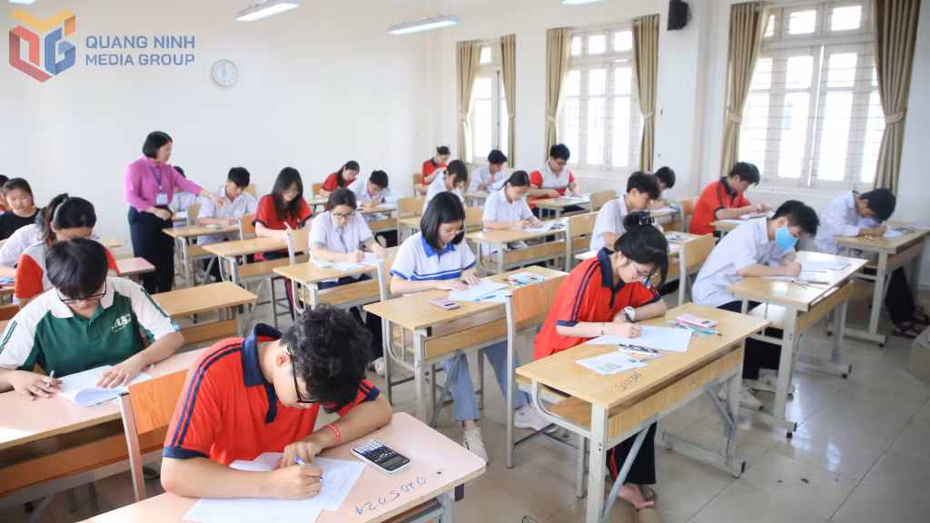 Các thí sinh tập trung, nghiêm túc, điền thông tin vào giấy thi, giấy nháp, sẵn sàng làm bài thi.