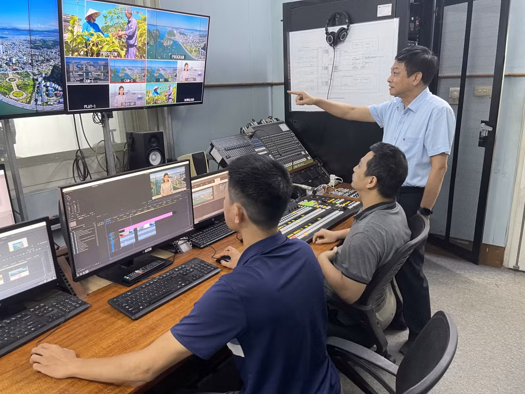 Ông Nguyễn Văn Chương (ngoài cùng, bên phải, Trưởng Phòng Công nghệ thông tin và Sản xuất chương trình, Trung tâm Truyền thông tỉnh, chỉ đạo sản xuất tại phòng dựng chương trình.