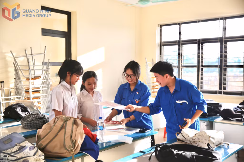 Lực lượng thanh niên tại điểm thi Trường THPT Bạch Đằng (TX Quảng Yên) trông giữ đồ đạc cá nhân giúp các thí sinh yên tâm bước vào phòng thi.