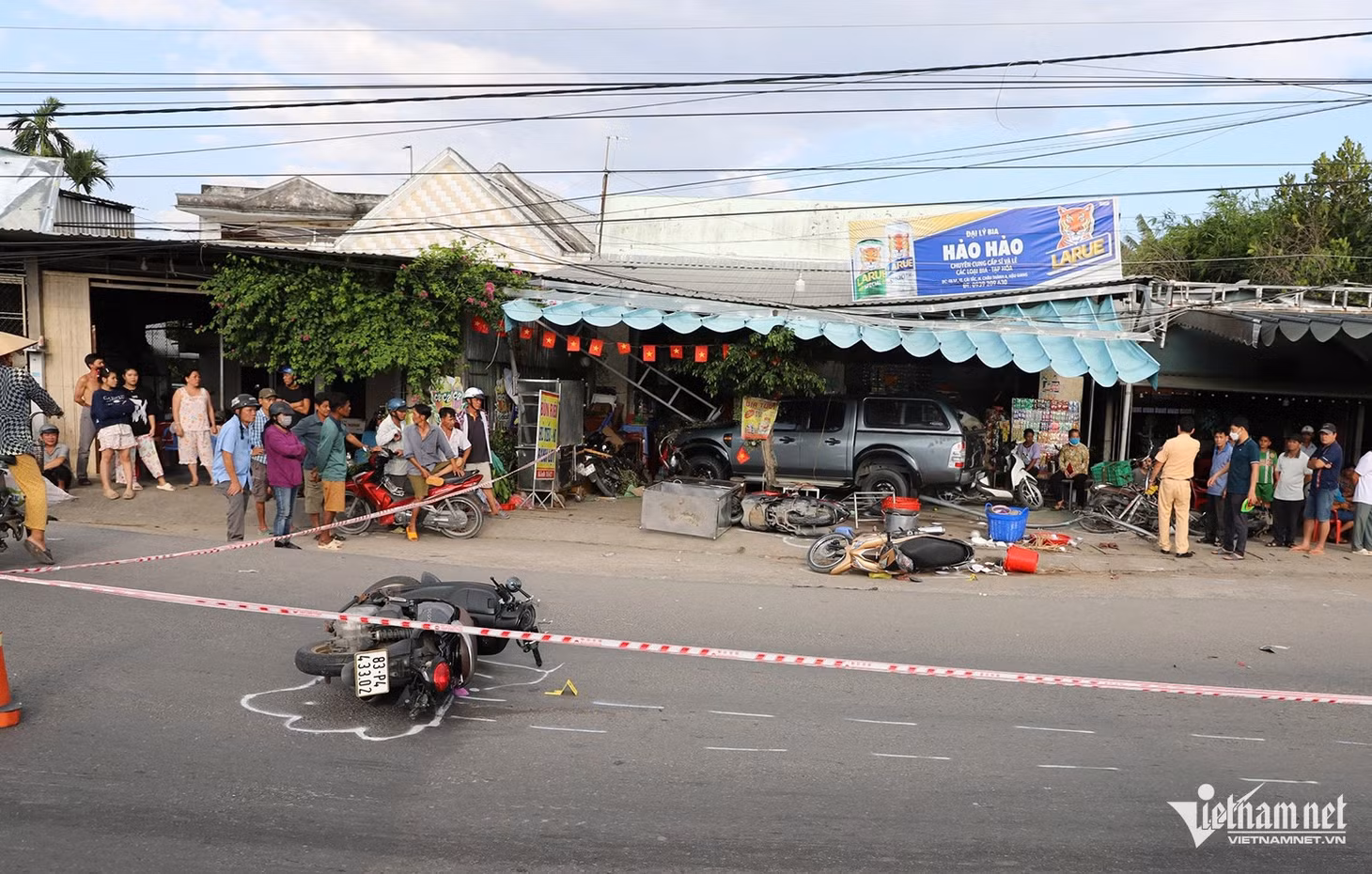 Lực lượng chức năng tiến hành khám nghiệm hiện trường. Ảnh: Trần Tuyên
