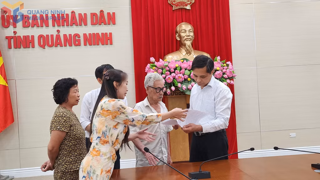 Đồng chí Vũ Văn Diện, Phó Chủ tịch Thường trực UBND tỉnh trò chuyện, lắng nghe tâm tư, nguyện vọng của các hộ tại buổi đối thoại ngày 21/5/2025.