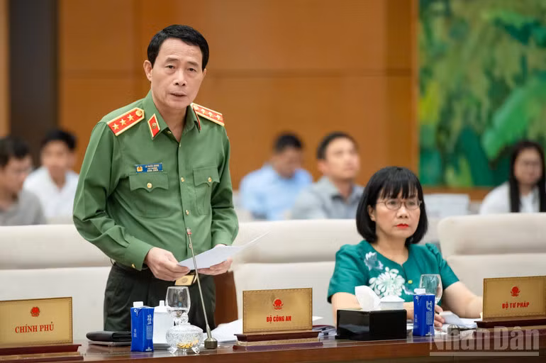 Thứ trưởng Công an Lê Quốc Hùng báo cáo tại phiên họp. (Ảnh: DUY LINH)