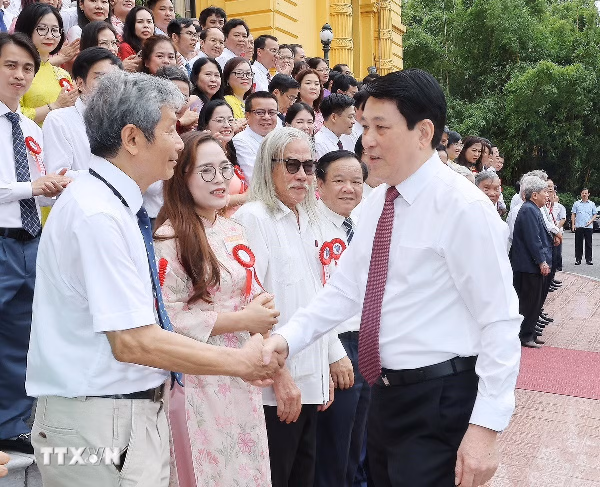 Chủ tịch nước Lương Cường gặp mặt các nhà báo tiêu biểu toàn quốc. (Ảnh: Lâm Khánh/TTXVN)
