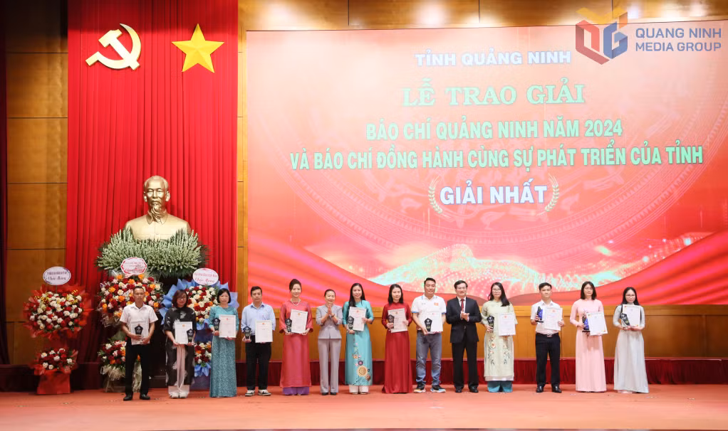 Đồng chí Vũ Quyết Tiến, Phó Bí thư Tỉnh ủy trao giải Nhất cho các tác giả đoạt giải.
