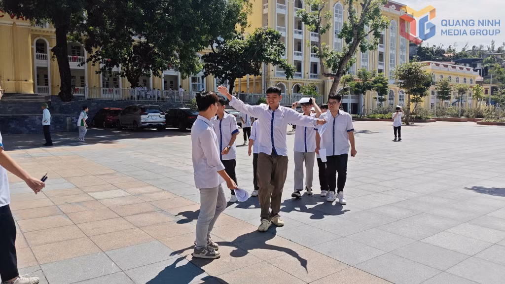 Nhiều thí sinh rời khỏi phòng thi trong tâm trạng phấn khởi, thoải mái vì làm tương đối tốt bài thi của mình.