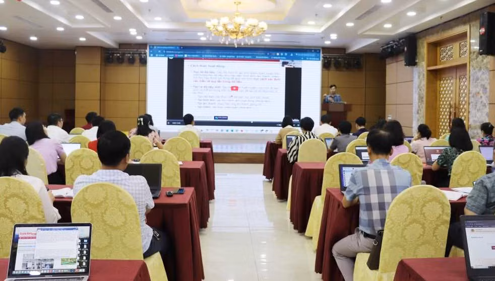 Ban Tuyên giáo và Dân vận Tỉnh uỷ tổ chức chương trình tập huấn ứng dụng AI cho CBCC. Ảnh: Cao Quỳnh