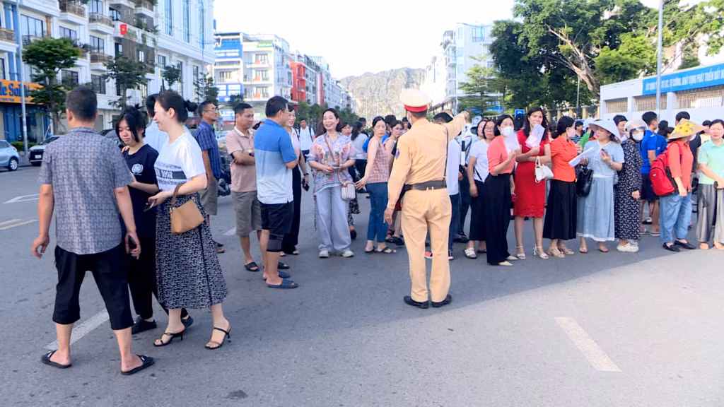 Lực lượng CSGT nhắc nhở các phụ huynh không làm cản trở, ảnh hưởng hoạt động giao thông trong quá trình đưa, đón con em tham gia kỳ thi.