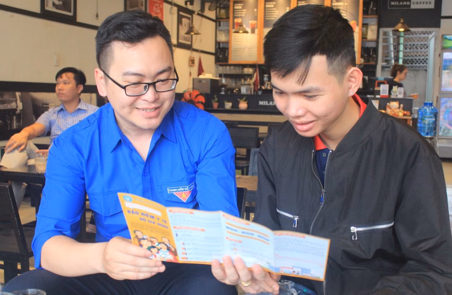 Vận động người dân tham gia BHXH tự nguyện.