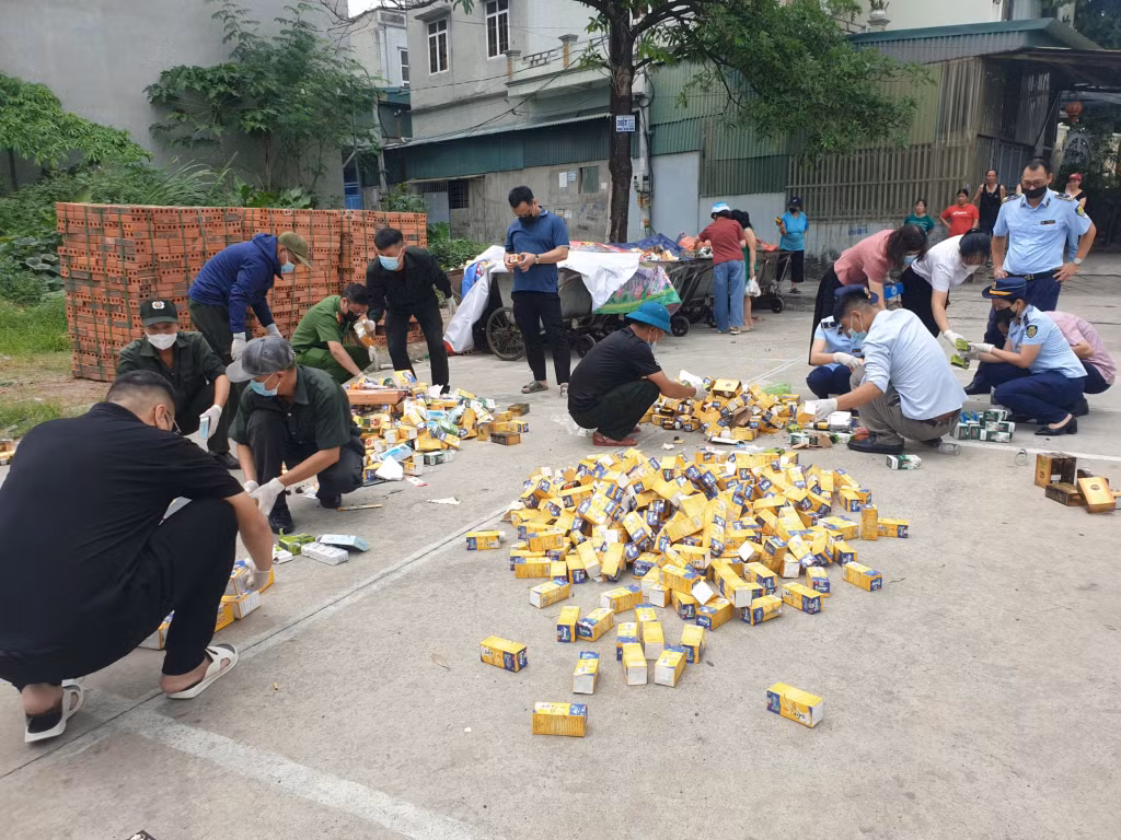 Các cơ quan chức năng phân loại và kiểm đếm các sản phẩm.