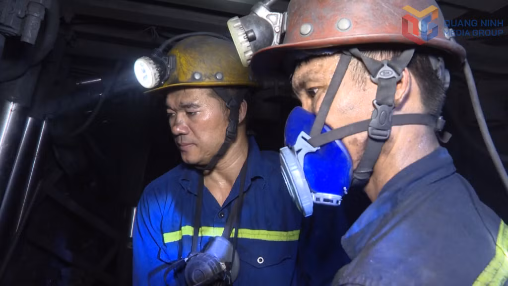 Thợ mỏ Vàng Danh trong ca sản xuất.