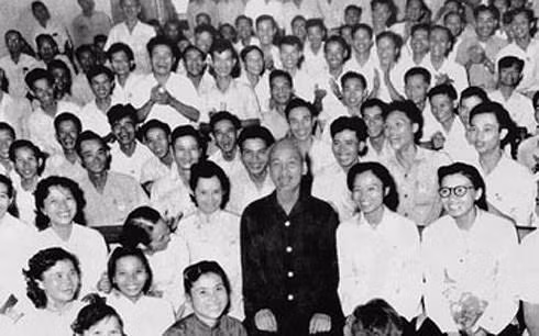 Chủ tịch Hồ Chí Minh chụp ảnh cùng đại biểu tham dự Đại hội III Hội Nhà báo Việt Nam (năm 1962) (Ảnh tư liệu)