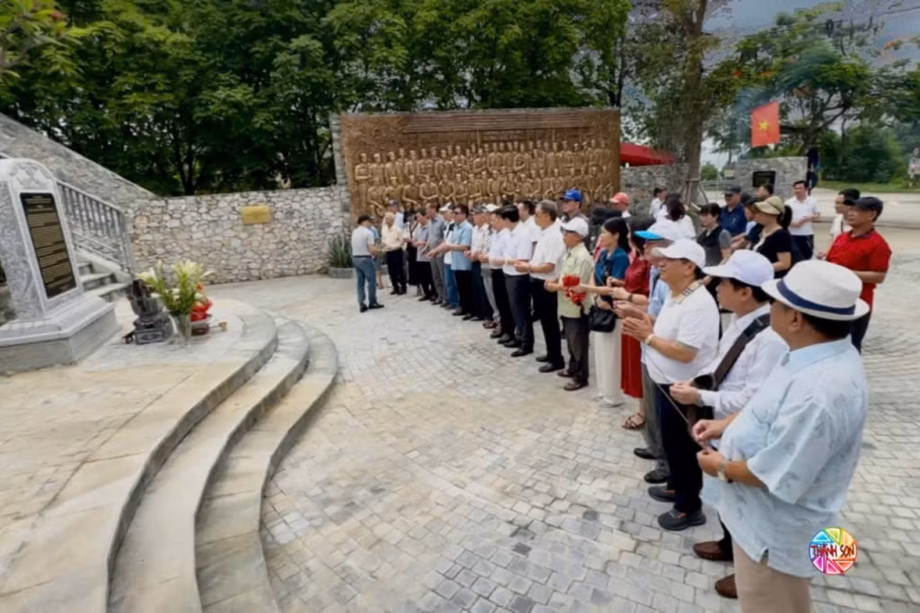 Đoàn công tác Hội Nhà báo tỉnh Quảng Ninh dâng hương tại khu di tích Trường dạy làm báo Huỳnh Thúc Kháng.