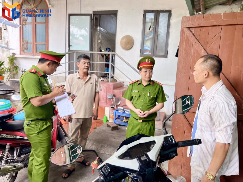 Công an phường Minh Thành (TX Quảng Yên) kiểm tra, rà soát cư trú tại một khu nhà trọ trên địa bàn.