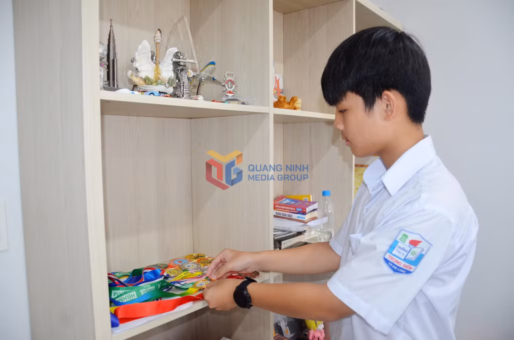 Đỗ Tùng Lâm đã đoạt nhiều huy chương, thành tích cao môn Vật lý cùng các giải thể thao.