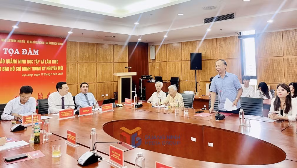 Các nhà báo đóng góp nhiều ý kiến tâm huyết trong buổi tọa đàm. 
