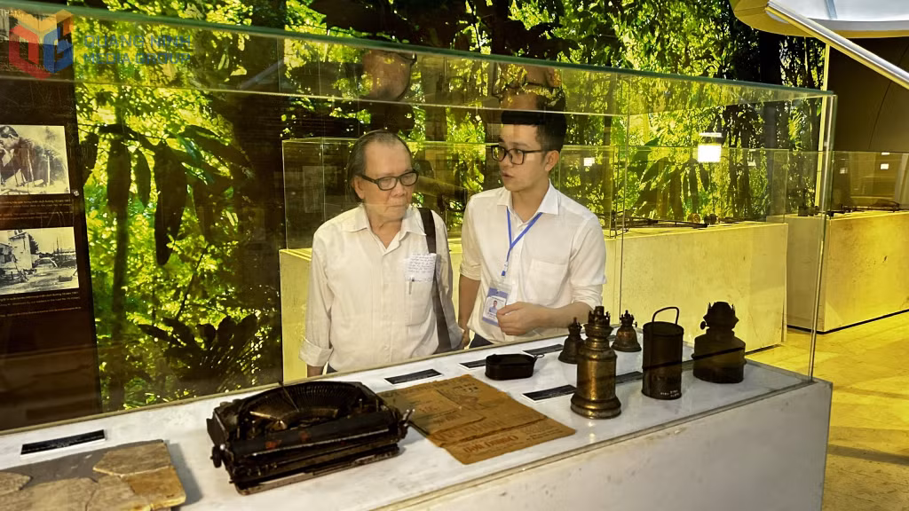 Nhà báo Đỗ Kha, cựu phóng viên Báo Quảng Ninh tham quan khu vực trưng bày hiện vật báo chí tại Bảo tàng Quảng Ninh.