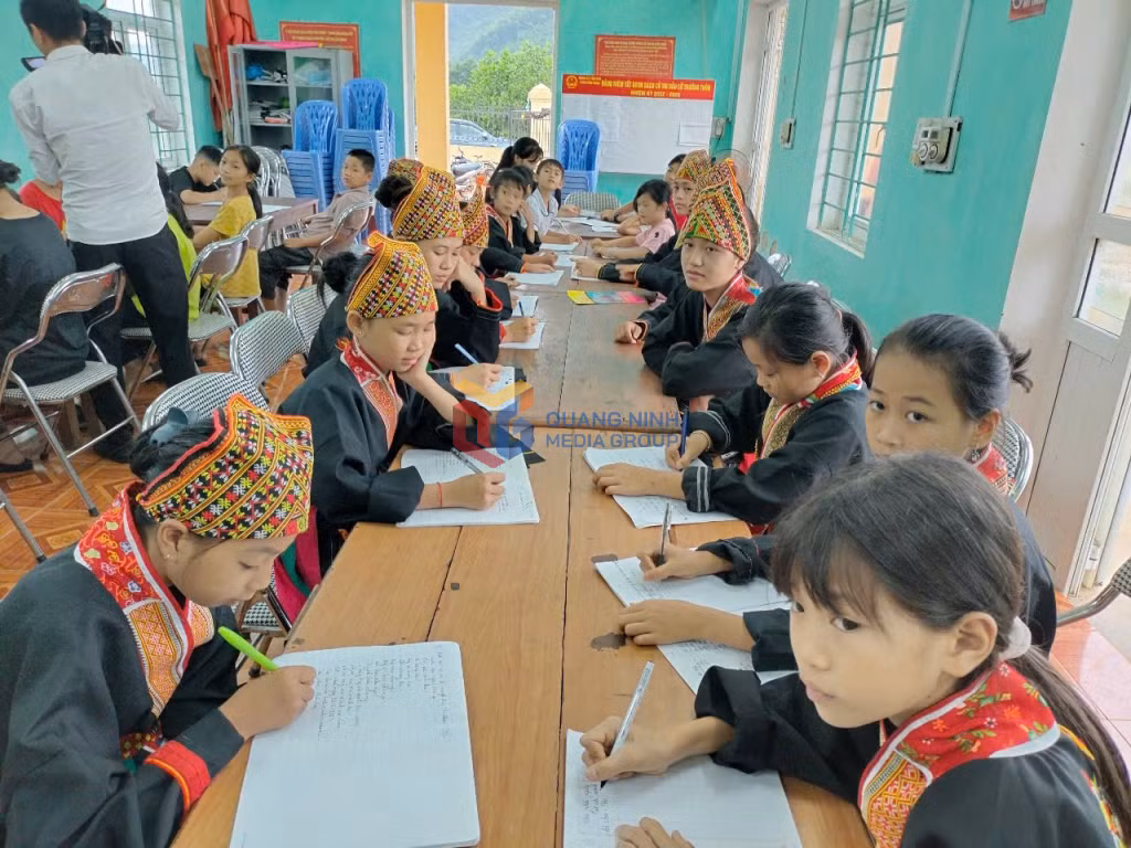 Lớp học tiếng Dao do Hội LHPN xã Tân Dân tổ chức.
