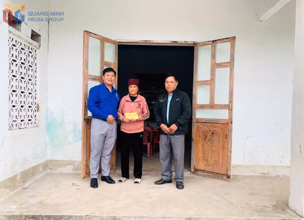 Anh Lương Văn Hòa, Bí thư Chi đoàn thôn Đông Thắng (xã Đông Ngũ) tặng quà Tết cho hộ gia đình có hoàn cảnh khó khăn trên địa bàn xã.
