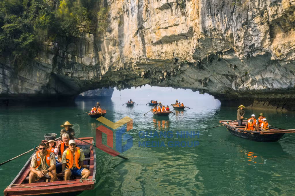 Cổng làng chài Vung Viêng tạo sự thích thú cho khách du lịch (6-2025). Ảnh: Đỗ Giang