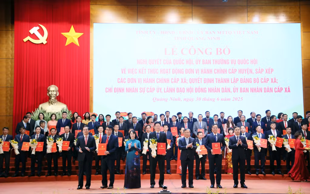Ban Thường vụ Tỉnh uỷ trao các quyết định của Tỉnh ủy, Ban Thường vụ Tỉnh ủy, các Nghị quyết của HĐND tỉnh và tặng hoa chúc mừng Đảng bộ xã Tiên Yên