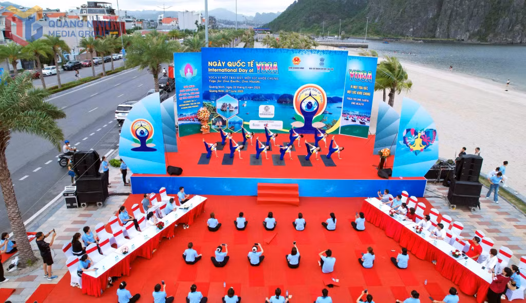 Buổi lễ bắt đầu với các tiết mục biểu diễn sôi động với các động tác Yoga điêu luyện trên nền nhạc hiện đại.