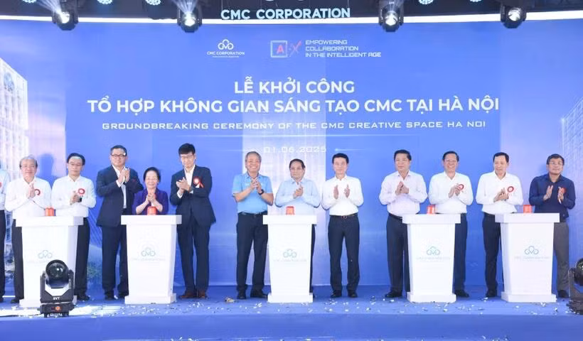 Thủ tướng Phạm Minh Chính và các đồng chí lãnh đạo thực hiện nghi thức khởi công tổ hợp (Ảnh: TRẦN HẢI).
