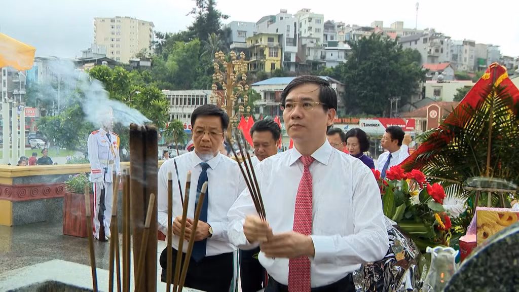 Đồng chí Vũ Quyết Tiến, Phó Bí thư Tỉnh ủy, thực hiện nghi lễ dâng hương.