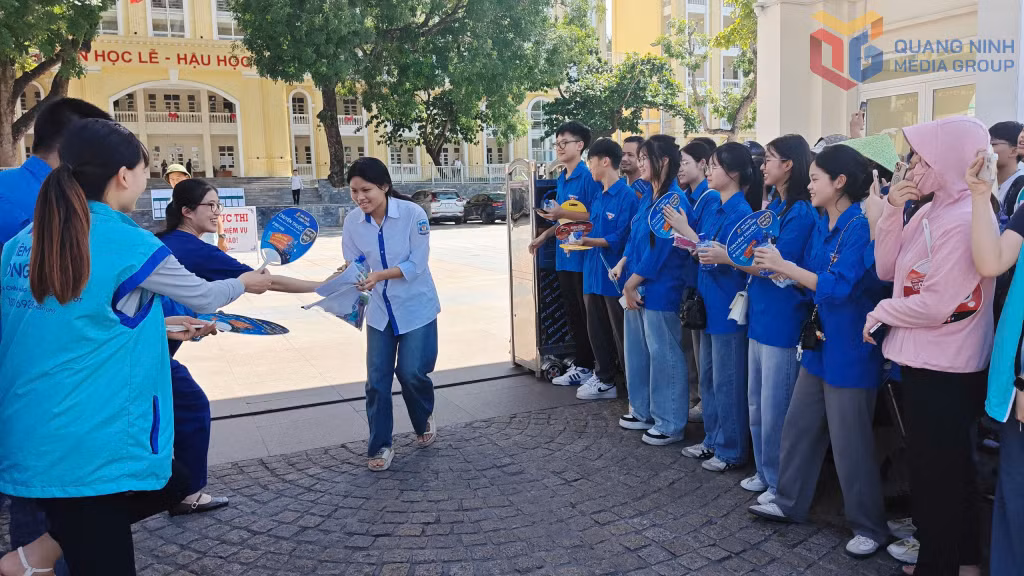 Thí sinh đầu tiên dự thi tại Điểm thi Trường THPT Hòn Gai rời trường thi trong sự cổ vũ và tiếp sức nhiệt tình của các thanh niên tình nguyện.