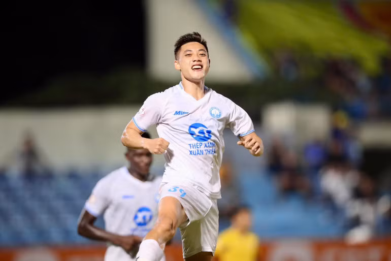 Lâm Ti Phông nâng tỷ số lên 2-0. (Ảnh: Thép Xanh Nam Định FC)