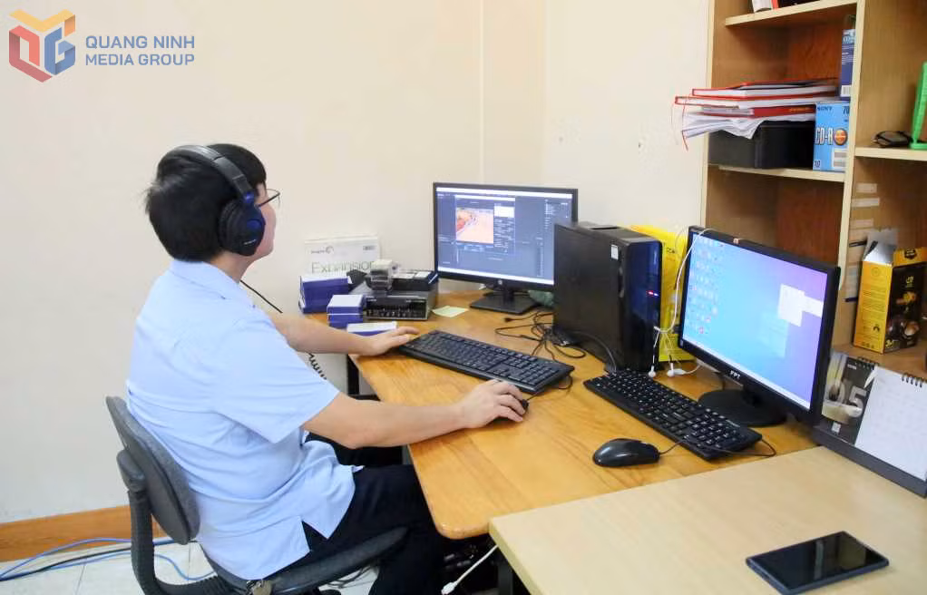 Kỹ thuật viên Trung tâm Truyền thông tỉnh thực hiện số hóa tư liệu video từ các băng hình analog thành dữ liệu số để lưu trữ và sử dụng cho hoạt động báo chí truyền thông.