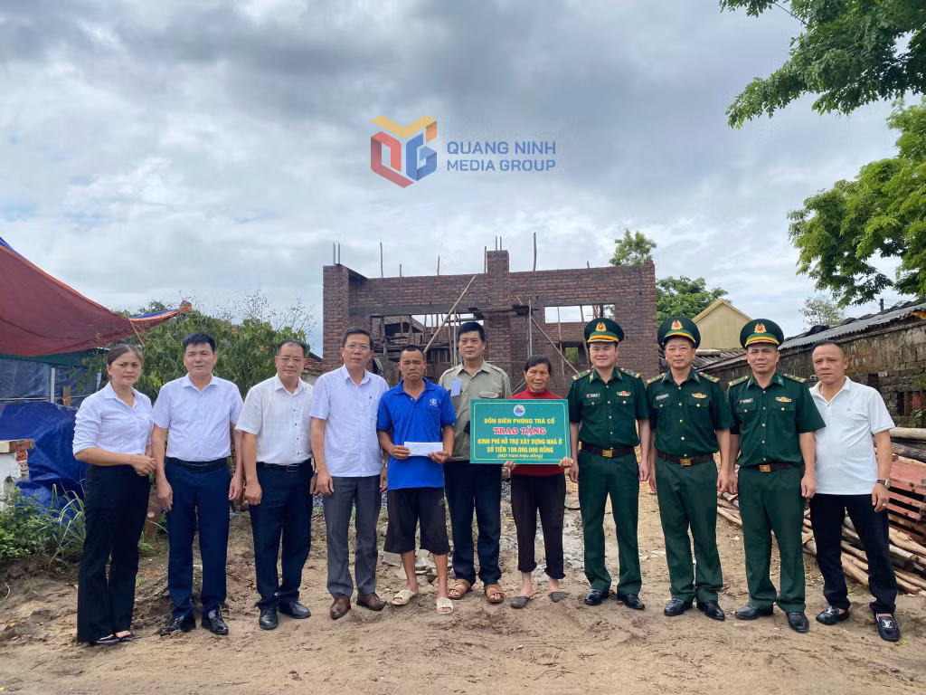 Đồn Biên phòng Trà Cổ hỗ trợ 100 triệu đồng giúp đỡ gia đình bà Vũ Thị Tâm xây nhà mới.